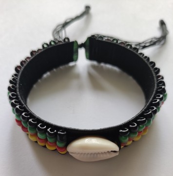 Bracelet decorated with multicolored pearls and cowries