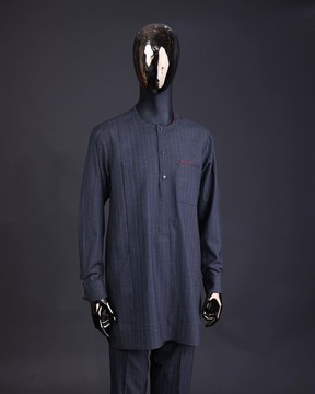 Un tissu jorgecarli à rayures gris clair et bleu avec un caftan à manches longues et un sokoto à boutons Swarovski bleus