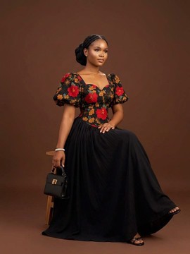 Robe longue à basque et imprimé floral, avec manches bouffantes POUF