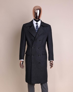 Un costume en laine trench jorgecarli vogue gris anthracite à revers en pointe et un pantalon Gurkha gris nuage.