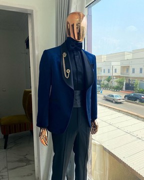 Un costume de smoking à revers châle en velours bleu marine