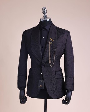 Un revers châle à motif floral noir anthracite, un costume de smoking à un bouton
