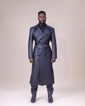Un blouson de motard trench oversize "Ghost Rider" en cuir noir anthracite à double boutonnage