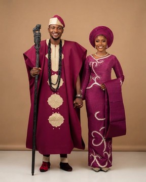 Ensemble traditionnel assorti pour couple : agbada et robe longue couleur prune royale et champagne