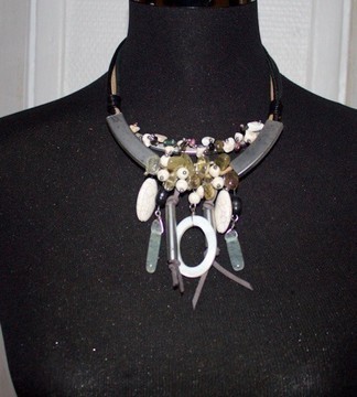 Collier en pierre " Love"
