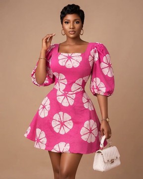 Robe mini rose à imprimé Adire, col carré et manches bouffantes