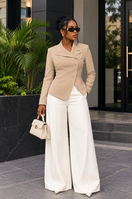 Ensemble blazer beige pour femme et pantalon large blanc en crêpe – Veste cintrée asymétrique