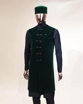 Un caftan à manches longues noir anthracite, une veste en velours vert Sacramento