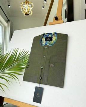 Un caftan vert irlandais avec des nuances mélangées de détails paisley verts.
