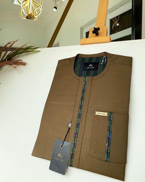 Un caftan marron avec un design divisionnaire de doublure Caftan sur mesure pour hommes.