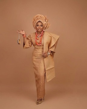 Ensemble traditionnel monochrome nigérian en aso oke bronze : iro, buba, ipèlè et gele automatique