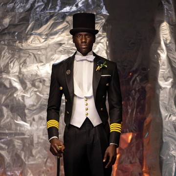 Un costume de smoking avec des détails militaires