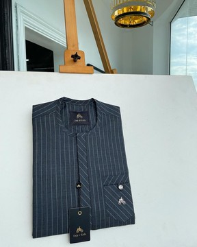 Un caftan à fines rayures gris, rabat avant avec une poche de combat inversée bouton Swarovski Kaftan