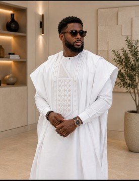 Ensemble Agbada blanc brodé pour homme – Tenue traditionnelle nigériane en tissu senator