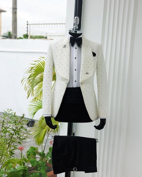 Un costume de smoking en jacquard à carreaux et revers châle