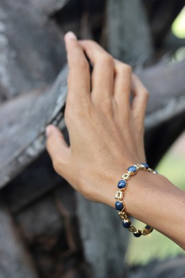 Anjara Bracelet in 18 carat gold and sapphire cabochon
