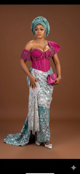 Corset magenta orné et robe à motifs turquoise