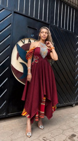Robe longue/ Robe de mariée/Fiançaille brodée/ BRODERIE MALAGASY/Madagascar