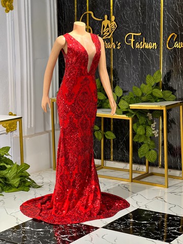 Robe de mariée rouge en dentelle avec traîne