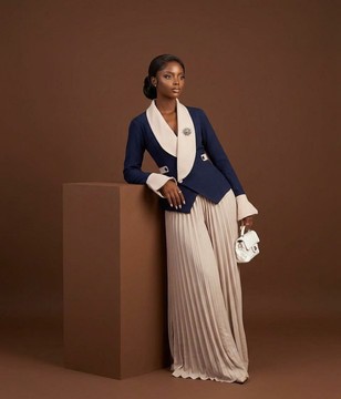 Ensemble deux pièces avec blazer à col châle contrasté et pantalon large plissé