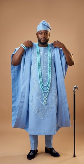 Ensemble agbada brodé bleu ciel – Tenue traditionnelle yoruba pour homme en 4 pièces avec fila assorti