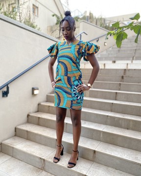 Straight dress in wax with flying sleeves