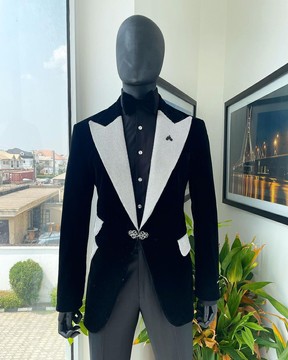 Le costume de smoking "Jackson", noir anthracite, garniture en cristal transparent et revers en pointe