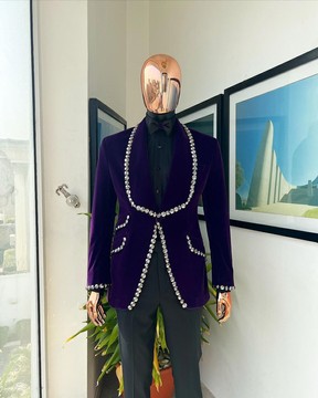Un costume de smoking en velours violet aubergine à revers châle