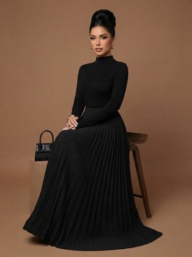 Robe longue plissée à col montant et manches longues