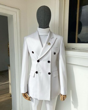 il tailleur triple boutonnage «Hart», bouton brun corne poli, col roulé et pantalon pantalon.