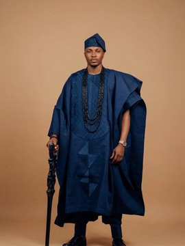 Ensemble Agbada bleu marine pour marié africain