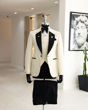 Un costume de smoking blanc crème en jacquard à pois et à revers crantés