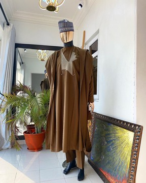 Un agbada brodé main marron foncé