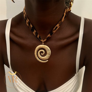 Collier « Songa » – Spirale dorée sur lien léopard