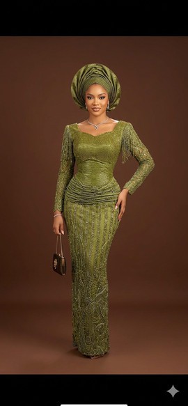 Robe corset vert olive ornée de perles avec manches à franges en cascade