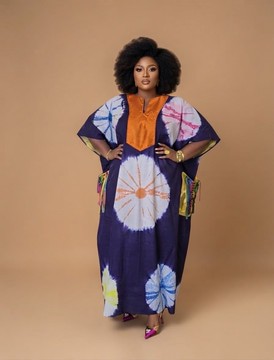 Robe longue à motifs bleus et marrons