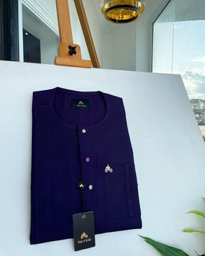 Un aubergine violet, rabat sur le devant et poche plaquée double couche détaillant le caftan du sénateur natif.