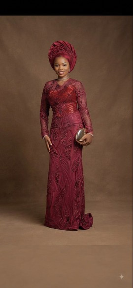 Robe traditionnelle en dentelle ornée de perles couleur bordeaux