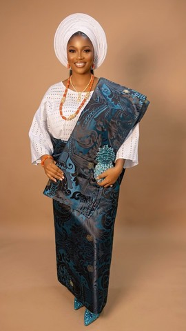 Ensemble traditionnel rayé ougandais avec pagne assorti et robe remarquable