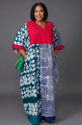 Robe longue bleu vif et rouge avec un élégant détail à pompons