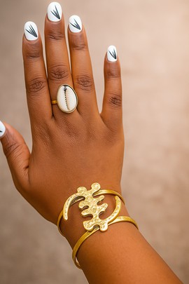 Bracelet jonc en laiton avec une bague en cauri