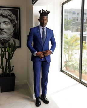 Un costume en lin bleu marine tricoté à revers cranté et un pantalon à revers Gurkha.