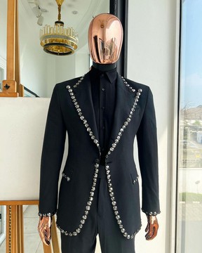 Un tissu noir acier, seer sucker, tricoté, costume à revers en pointe