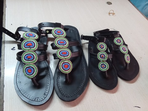 Femmes maasaï africaines gladiateurs / maman, sandales assorties fille / plat / cuir noir