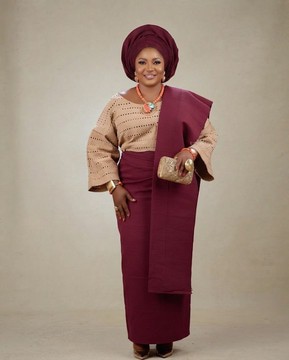 Ensemble royal bordeaux et beige en Aso-Oke avec iro, buba et auto headtie