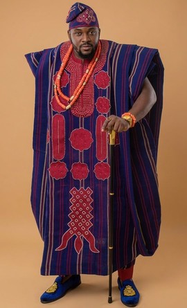 Ensemble 3 pièces d’Aso-Oke à rayures bleu marine royal et rouge cramoisi avec bonnet Fila assorti
