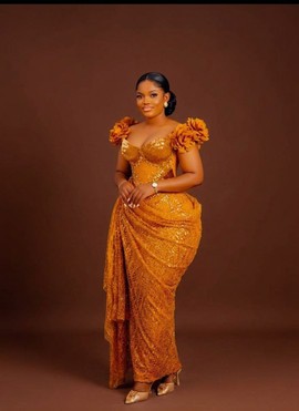 Robe de soirée en dentelle à sequins et corset, avec détail drapé sur les hanches
