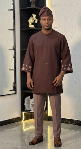 Ensemble sénateur traditionnel africain marron pour homme – Haut à manches longues, pantalon et casquette