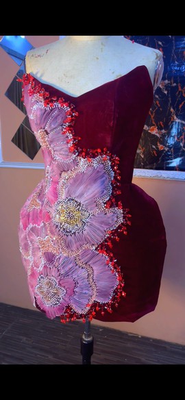 Robe en velours ornée de perles, robe de luxe en velours, robe courte en velours, robe pour l’after-party