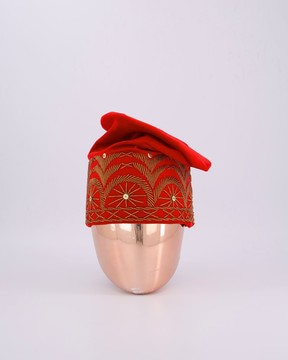 Un bonnet traditionnel yoruba en velours rouge